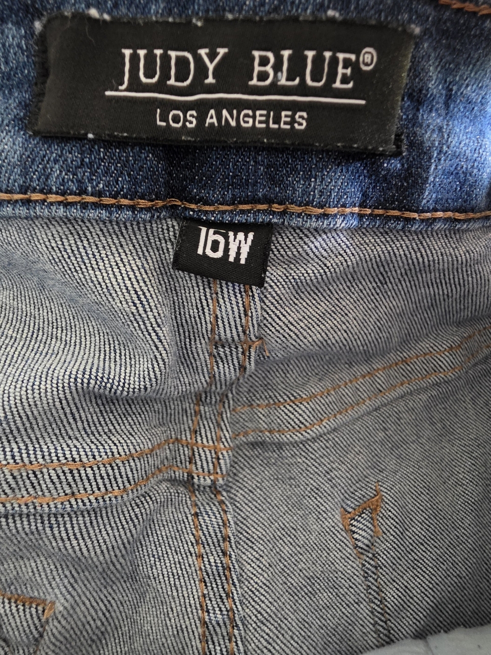 JUDY BLUE MEDIUM WASH HIGH RISE CROP JEAN - Picture 4 of 7